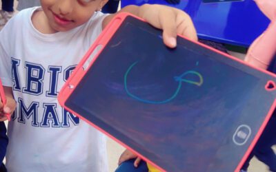 📚 Using portable and magnetic boards, they began drawing letters the right way.